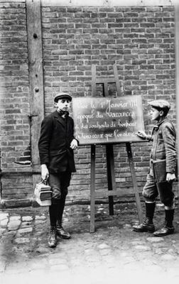 « Vive le 1er janvier 1911 », photographie, cliché Georges Jagot, janvier 1911 (Archives départementales de la Sarthe, 23 Fi 1405).jpg